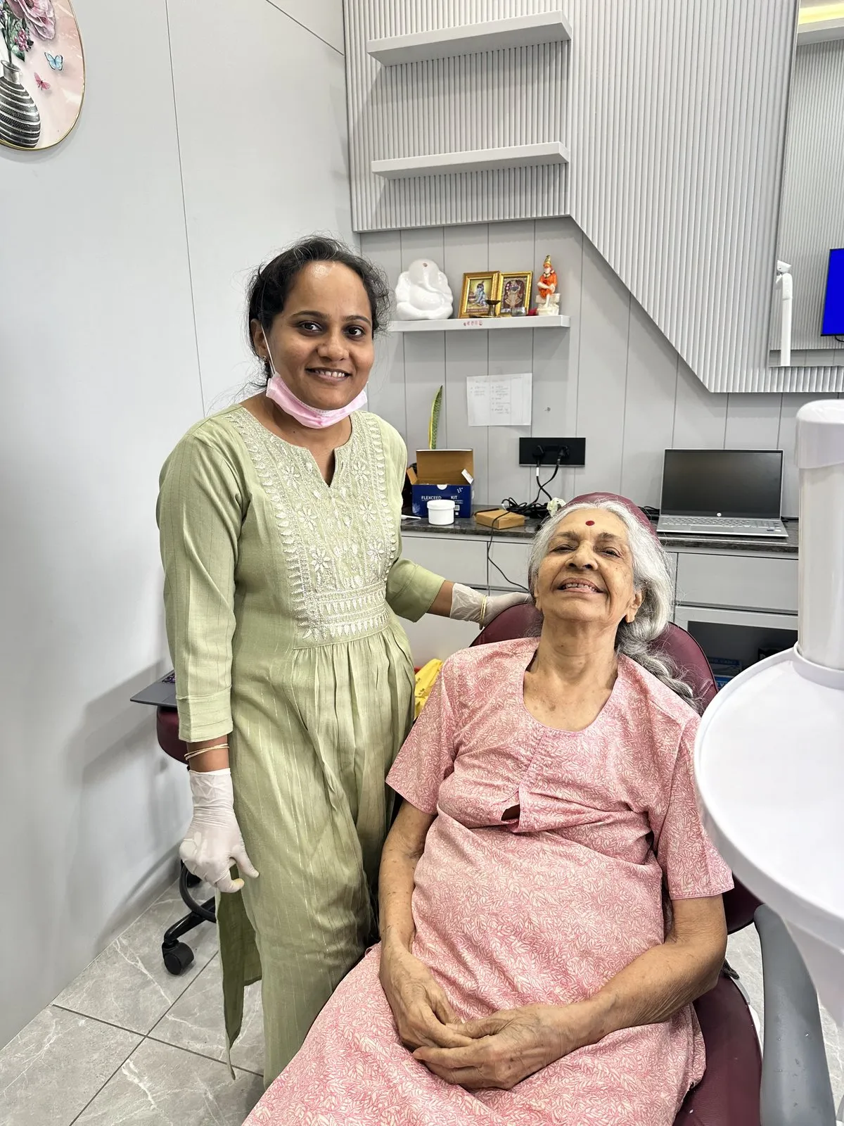 અનાયા ડેન્ટલ ક્લિનિકમાં વડીલ દર્દી સાથે ડૉ. રીમા શાહ